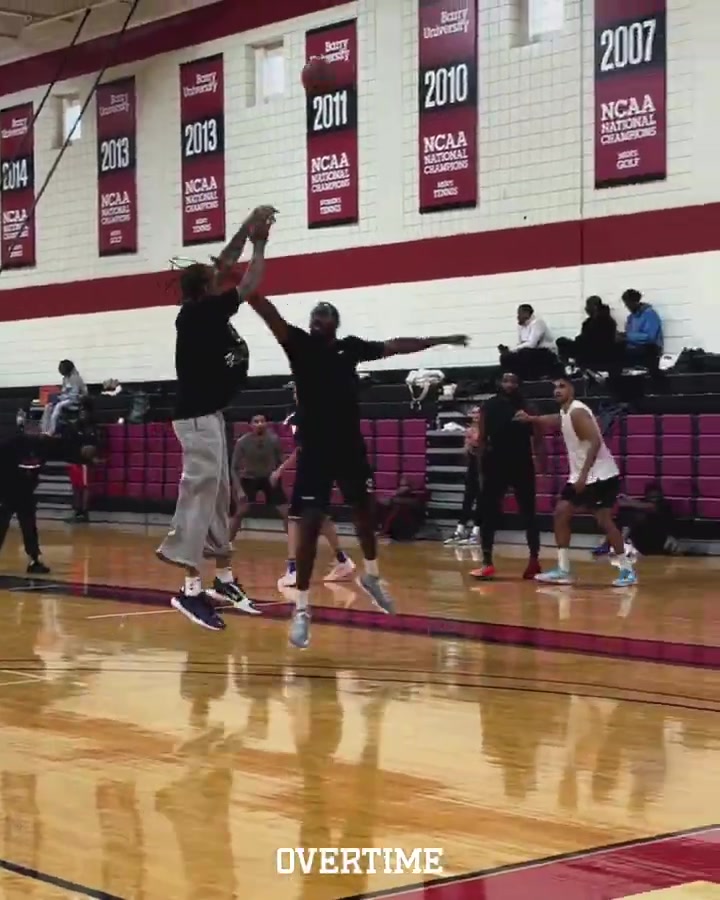 😊状态不错！克莱与迈克尔-比斯利一起打对抗赛 弹无虚发