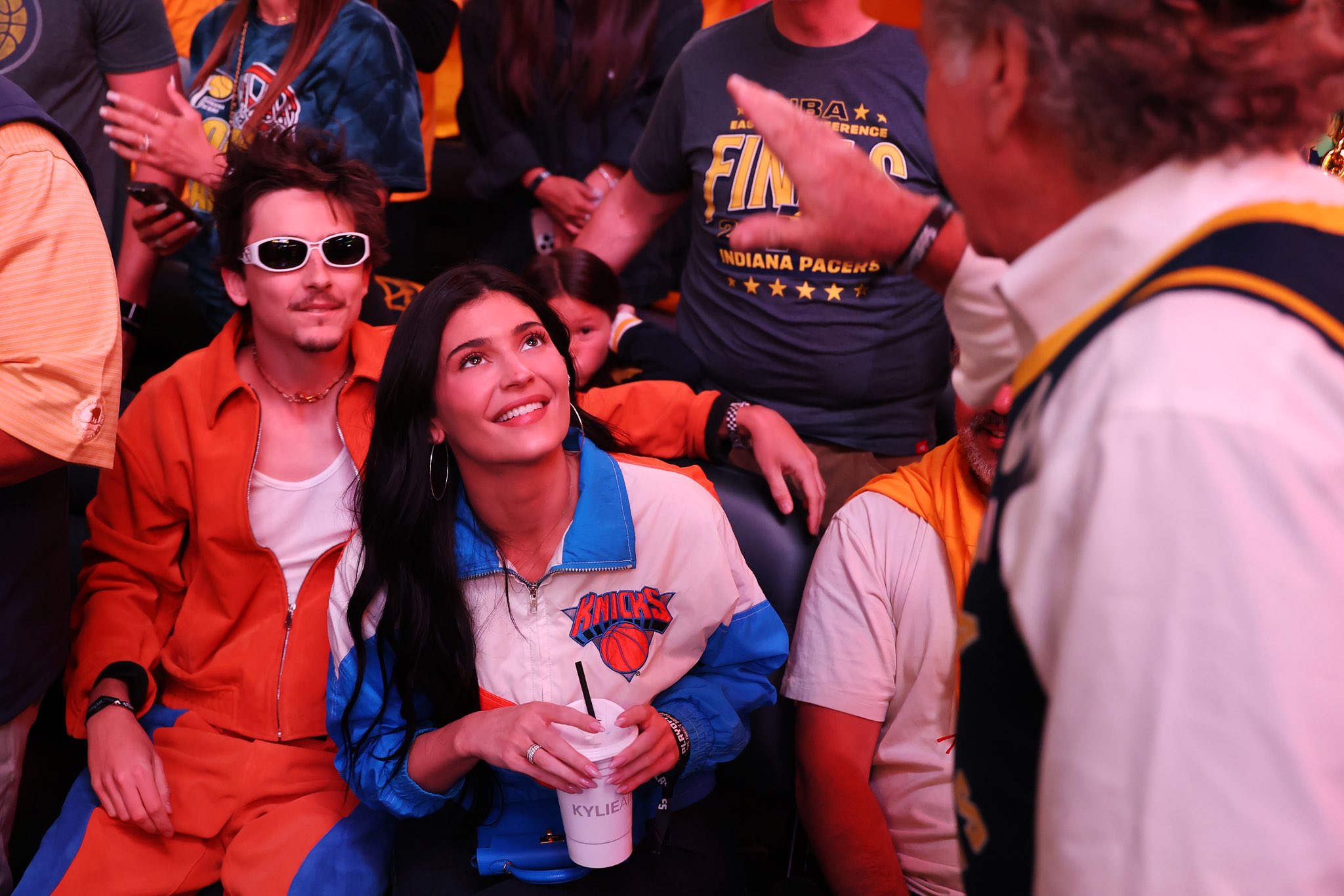 🥰跟随男友成尼克斯死忠？凯莉晒出一行李箱的尼克斯装备